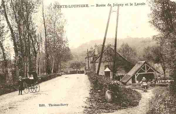 La Fert-Loupire - Route de Joigny et le lavoir (1922)