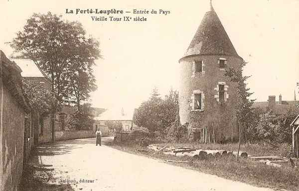 La Fert-Loupire - Entre du pays - Vieille Tour IXme sicle (1918)