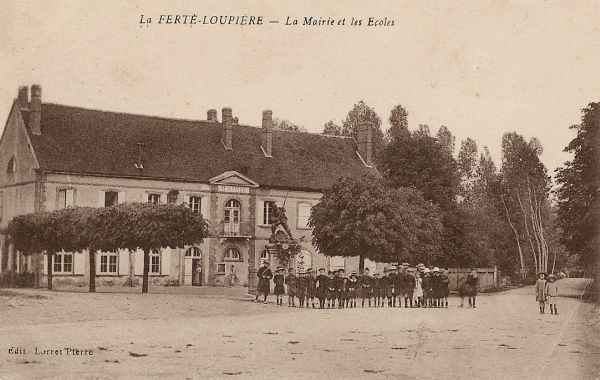La Fert-Loupire - La Mairie et les Ecoles (1922)