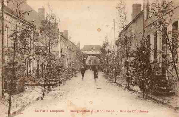 La Fert-Loupire - Inauguration du Monument - Rue de Courtenay