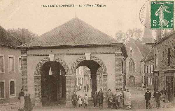 La Fert-Loupire - La Halle et l'Eglise (1908)