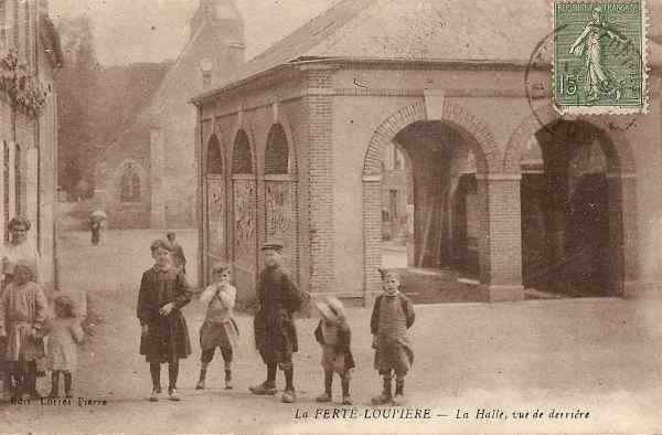 La Fert-Loupire - La Halle, vue de derrire (1919)