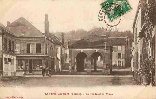 La Fert-Loupire - La Halle et la Place