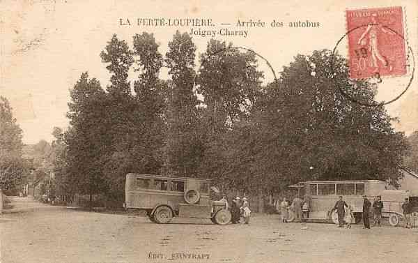 La Fert-Loupire - Arrive des autobus Joigny-Charny