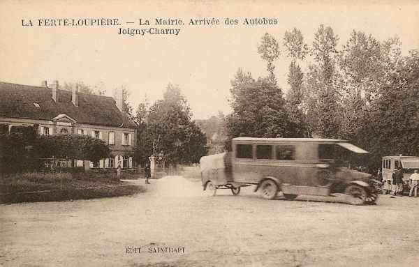 La Fert-Loupire - Arrive des autobus Joigny-Charny