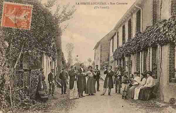 La Fert-Loupire - Rue Couverte (Un lundi) (1910)