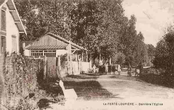 La Fert-Loupire - Derrire l'Eglise (1919)