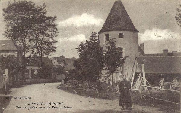 La Fert-Loupire - Une des quatre tours du Vieux Chteau