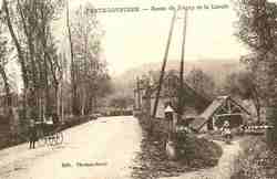 Route de Joigny et le lavoir (1922)