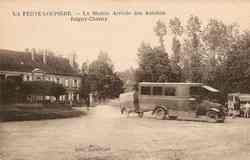 Arrive des autobus Joigny-Charny