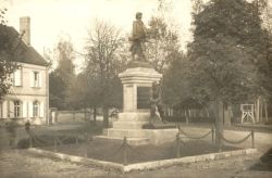 Carte photo du Monument aux morts de La Fert-Loupire